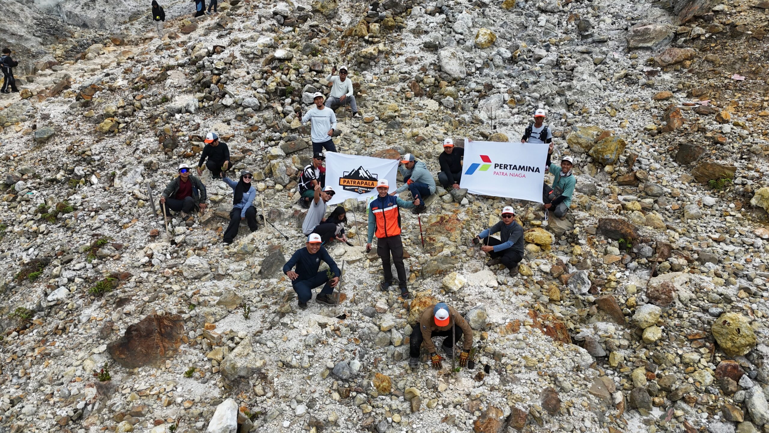 Di Punggung Papandayan, Patrapala Kilang Cilacap Bagikan Bunga untuk Kartini dan Harapan untuk Bumi