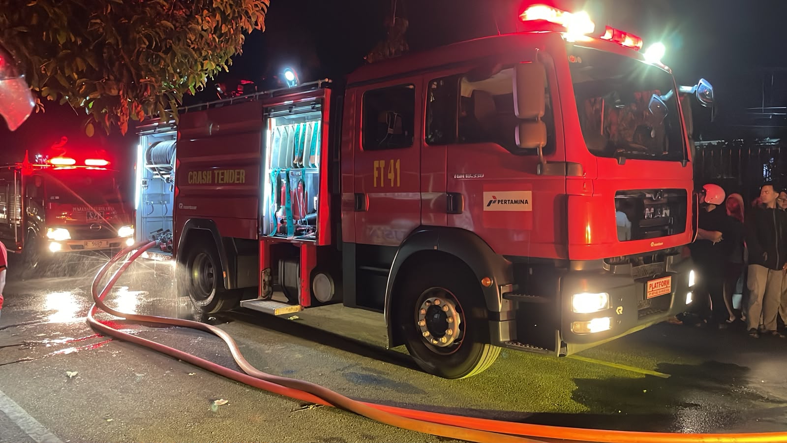 Pertamina Fire Brigade RU Cilacap Bantu Proses Pemadaman Kebakaran Ruko di Jalan Tendean